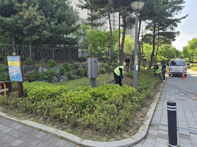 구리시, 갈매 경춘북로 나무 심기 및 편의시설 설치 공사 완료