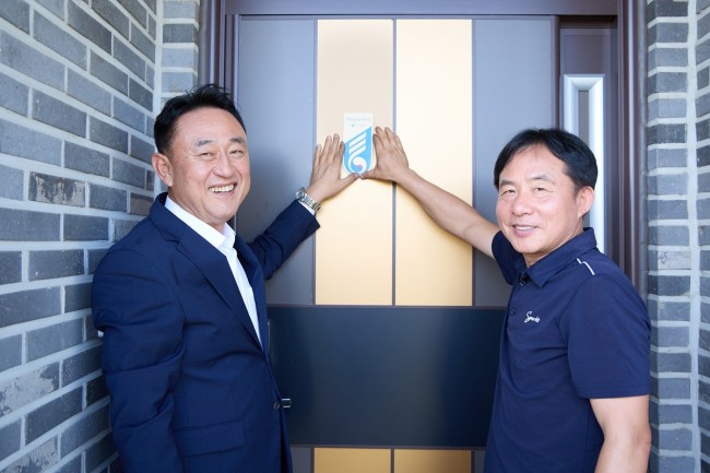 여주시, 독립유공자 유족 찾아 '국가유공자 명패' 부착