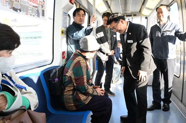 김원기 의정부시장, 시민과 함께 경전철 출근길 동행